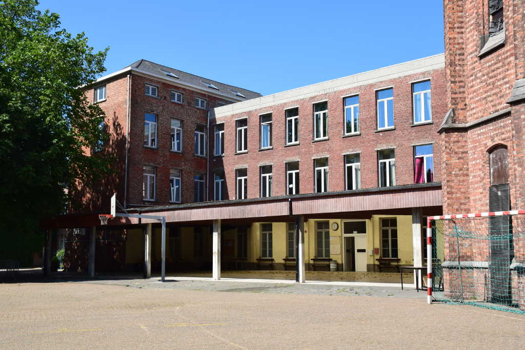 La cour de l&rsquo;Institut des Soeurs de Notre-Dame